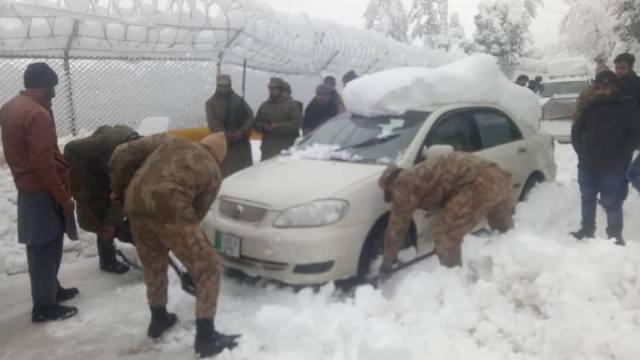Por tormenta de nieve, mueren personas atrapadas en autos.