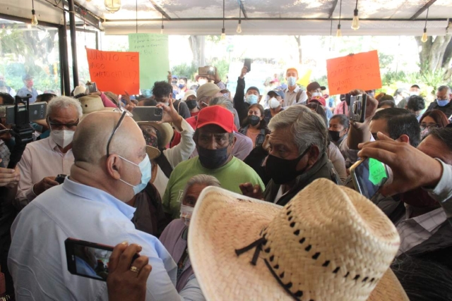 Pobladores de San Juan Tlacotenco se manifestaron en Cuernavaca y durante cinco horas dialogaron con las autoridades. 
