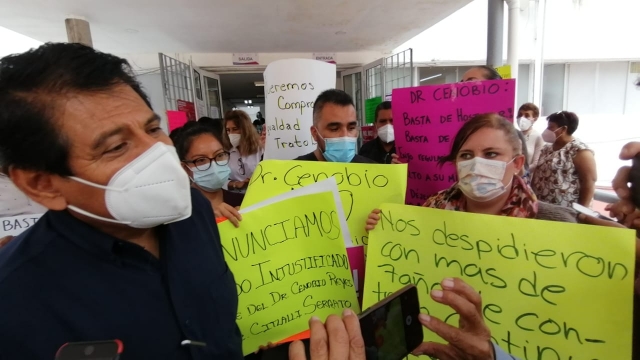Protestan por el despido de tres médicos