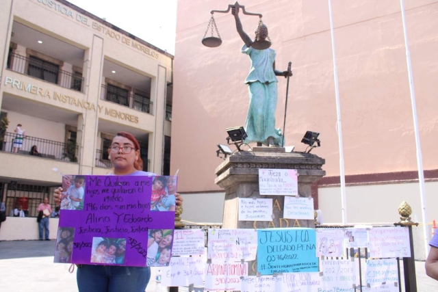 Mujeres víctimas de violencia vicaria realizaron la manifestación en la explanada del Tribunal Superior de Justicia. 