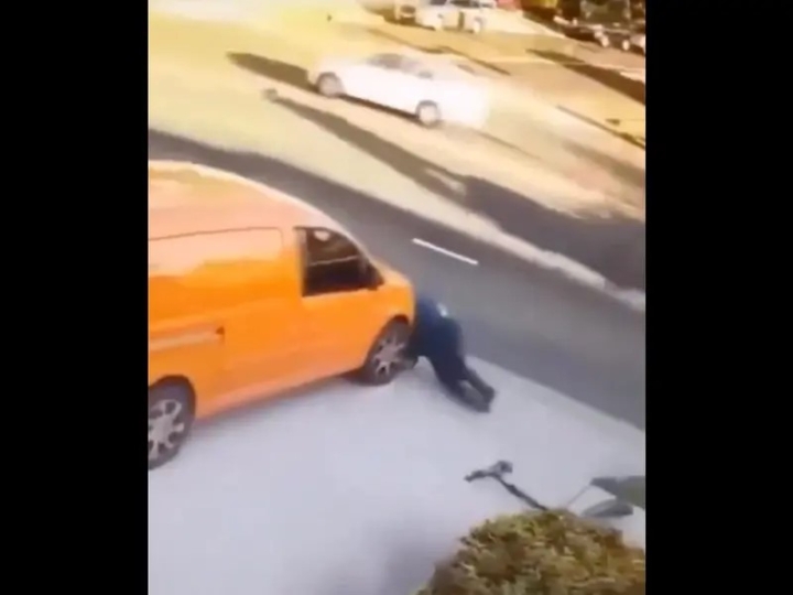 Accidente en scooter se vuelve viral; hombre se levanta ileso.