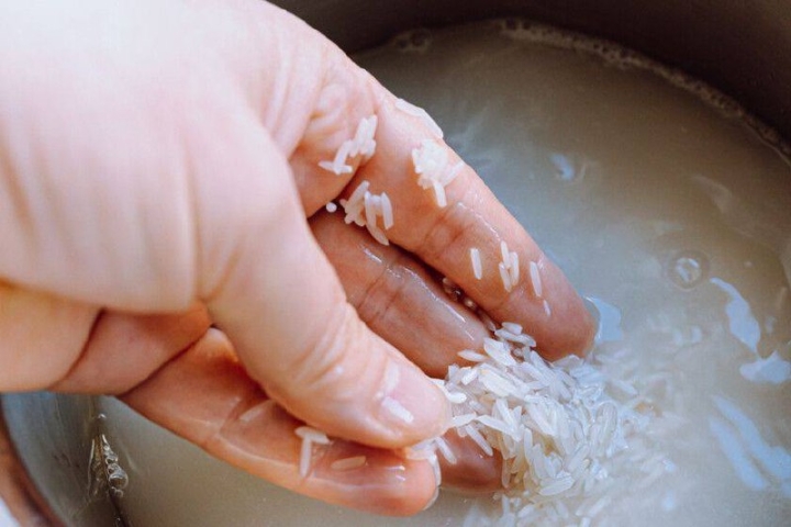 Por qué enjuagar el arroz antes de cocinarlo es esencial para la salud