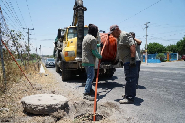Tocó turno a la comunidad de Tlatenchi el desazolve de tuberías de la red de drenaje, para reducir riesgo de inundaciones en la próxima temporada de lluvias.