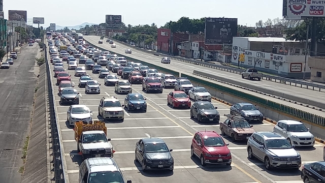 Carga vehicular en el libramiento Cuernavaca de la autopista México-Acapulco