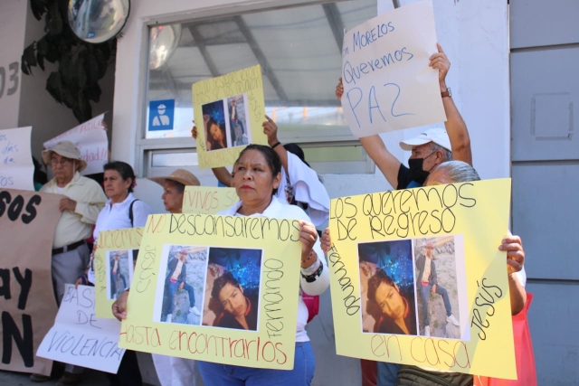 Exigen familiares de dos jóvenes desaparecidos desde abril que FGR atraiga el caso