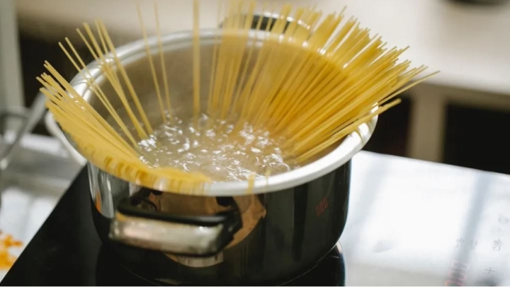 Condimentar el agua de la pasta: el error que casi todo mundo comete en la cocina