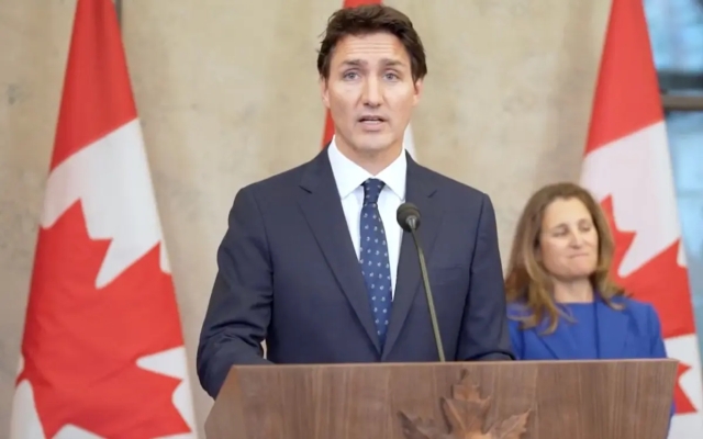 Trudeau congela el mercado de armas en Canadá; prohibe la venta y compra