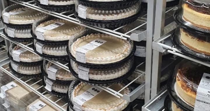 Ambición fallida: Mujer compra 50 pasteles de Costco y nadie se los compra