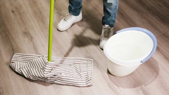 Trapear con suavizante cuando no hay jabón: ¿Daña el piso?
