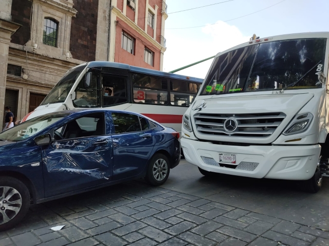 Accidente de ruta 4 y automóvil en el centro de Cuernavaca