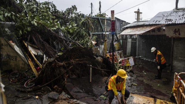 Tifón Saola toca tierra en el sur de China
