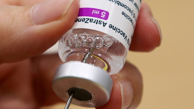 Reino Unido registra 7 muertes por coágulos tras vacunarse con AstraZeneca.