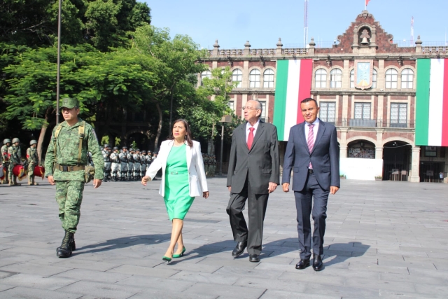 Secretaría de Educación rinde honores a la Bandera Nacional