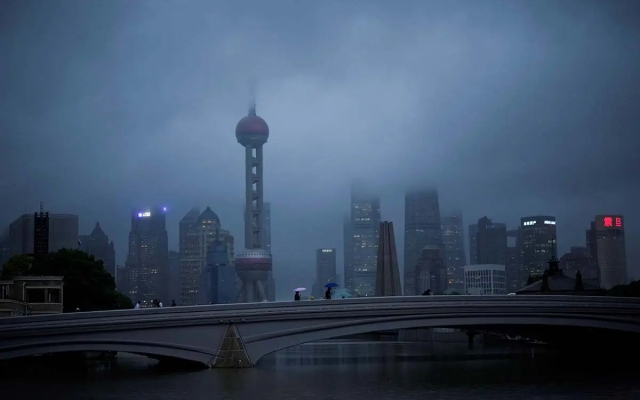 China emite alerta roja y cancelan vuelos en Shanghái por tifón