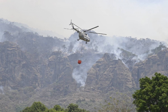 Aspectos de las acciones por aire para sofocar el incendio en Tepoztlán. 