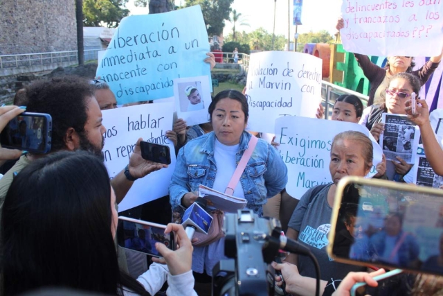 En una protesta en el Centro de Cuernavaca, familiares del joven narraron las circunstancias de la detención de Marvin “N”, a cargo de policías de Emiliano Zapata, y exigieron su liberación.   