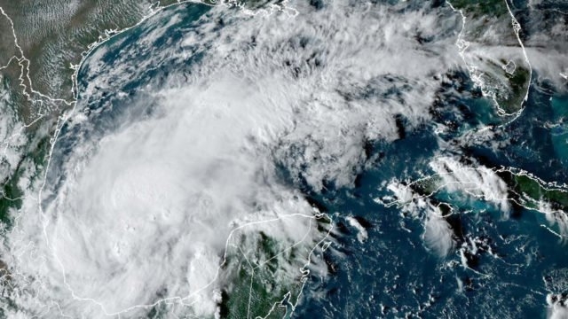 Tormenta tropical Karl se fortalece en el Golfo de México en dirección a Veracruz