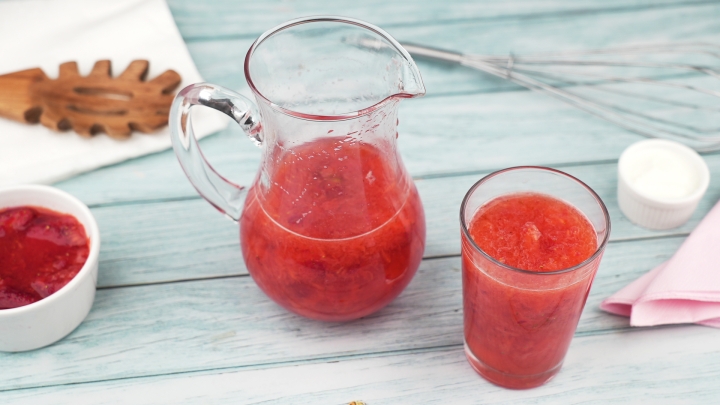 Refréscate con esta agua de fresa y chía, ideal para las tardes calurosas