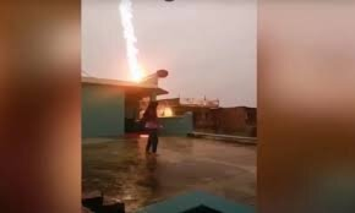 Impactante video: niña bajo la lluvia casi es alcanzada por un rayo