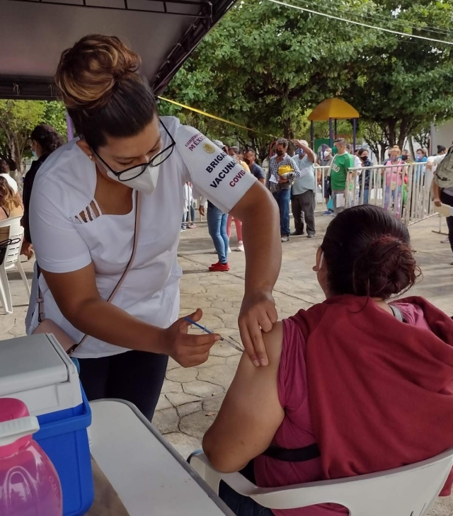 La población de Mazatepec atendió el llamado de las autoridades para recibir la vacuna.