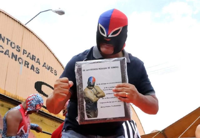 Fuerza Guerrera muestra el reconocimiento que le fue entregado en el Mercado Sonora de la Ciudad de México.