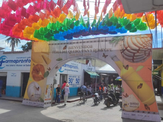 Feria del queso, pan y rompope en Tehuixtla