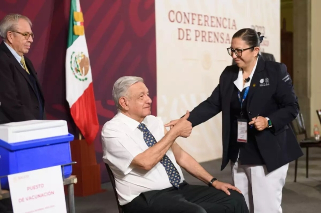 López Obrador se vacuna contra Covid-19 e influenza