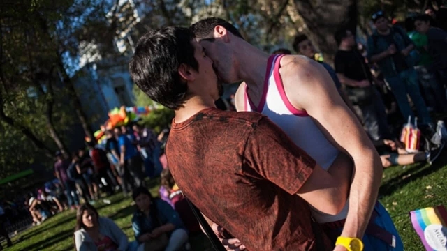 Senado de Chile aprueba matrimonio igualitario.