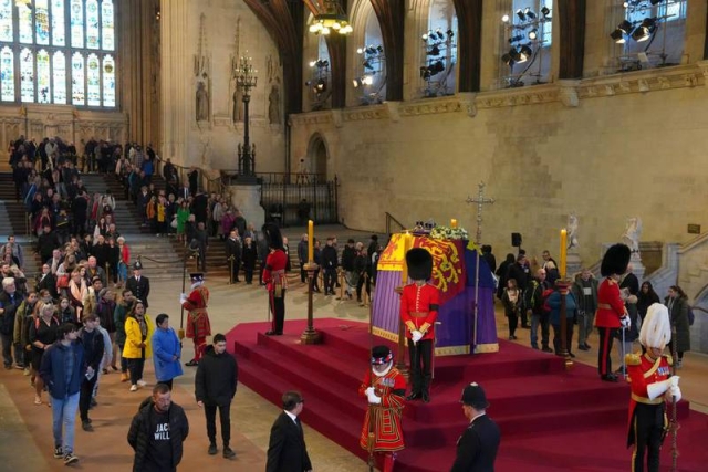 Funeral de reina Isabel II: Detienen a hombre que tocó féretro
