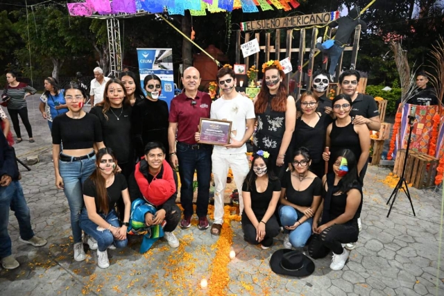 El alcalde posó con los ganadores del concurso.