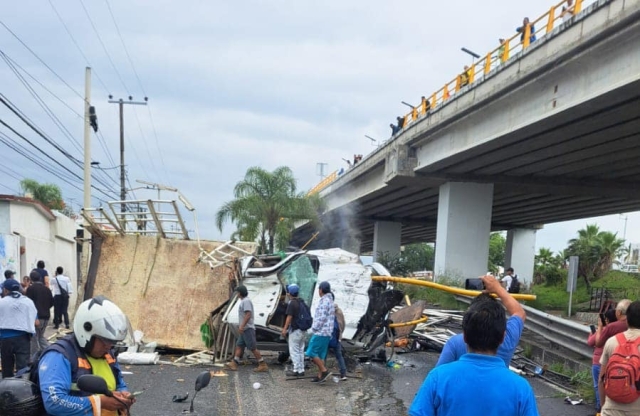 Cae camioneta desde el distribuidor vial Palmira, en Cuernavaca