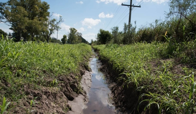 Tiran un cuerpo a canal de riego