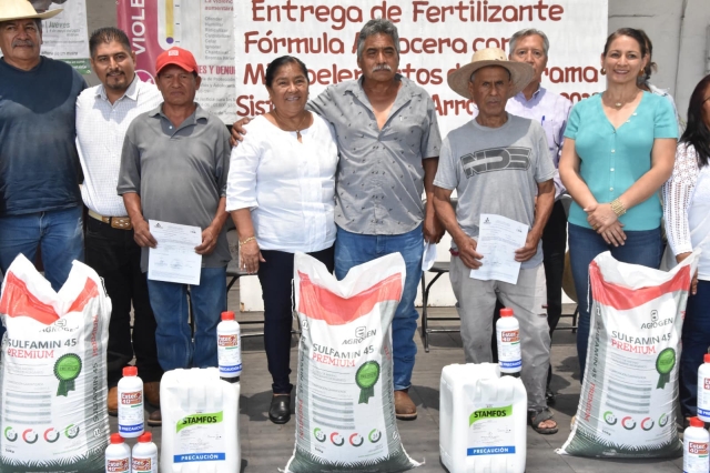 Autoridades de Temixco entregan fertilizante y agroquímicos a arroceros