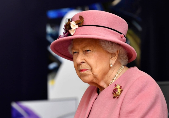 Reina Isabel II rinde homenaje a víctimas de atentados del 11-S.