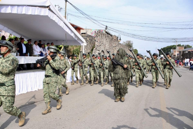 El desfile cívico-militar fue presenciado por cientos de familias.