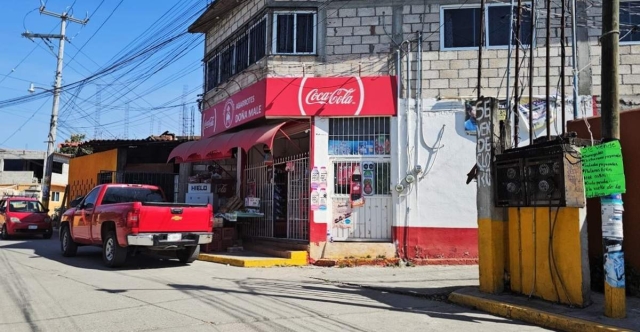 Durante la agresión hubo daños en una tienda de abarrotes.