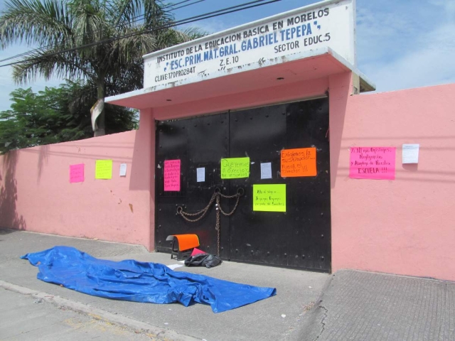 Los padres desplegaron carteles y aseguraron que la salida del director ya no es negociable. Señalaron que ahora también están apareciendo problemas administrativos.