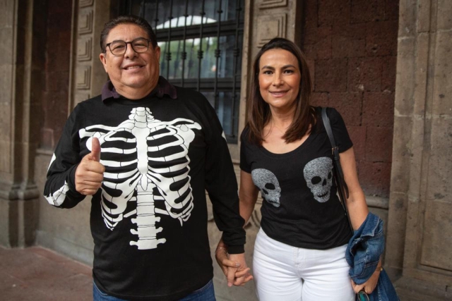 Asisten Víctor Mercado y su esposa al desfile de Miquixtli 2023
