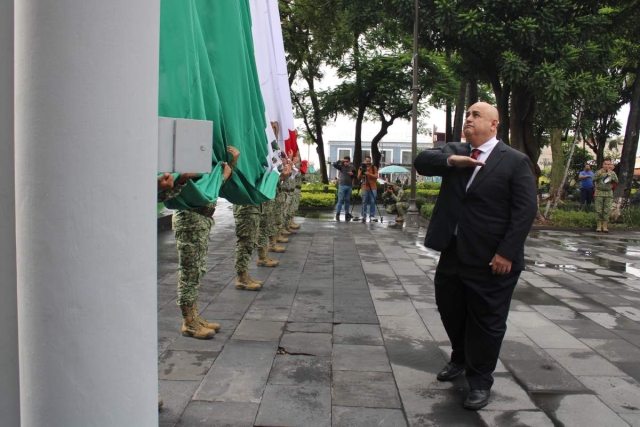 Correspondió al secretario de Movilidad y Transporte, Eduardo Galaz, encabezar ayer la ceremonia oficial de izamiento de bandera, por el CCXIV aniversario del inicio de la Independencia de México.