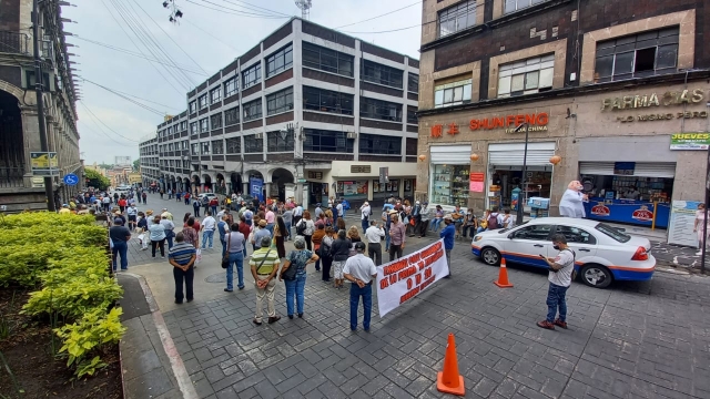 Profesores jubilados amenazan con bloquear entradas a Cuernavaca