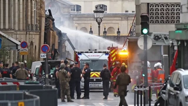 Un gran incendio en París por una fuga de gas provoca derrumbe de edificio