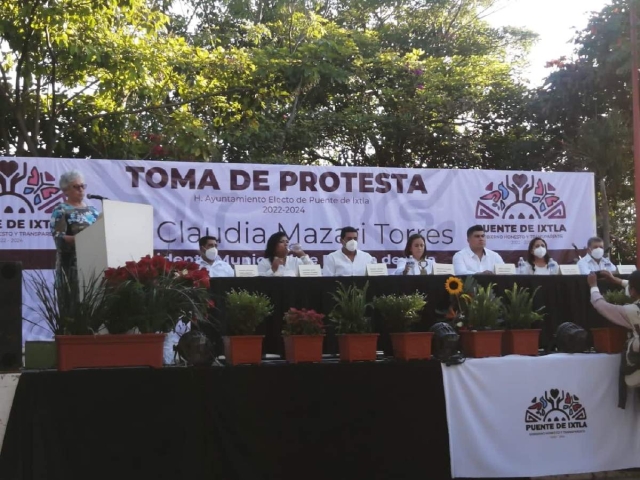 Asiste Mauricio Termignoni a toma de protesta de la presidenta de Puente de Ixtla