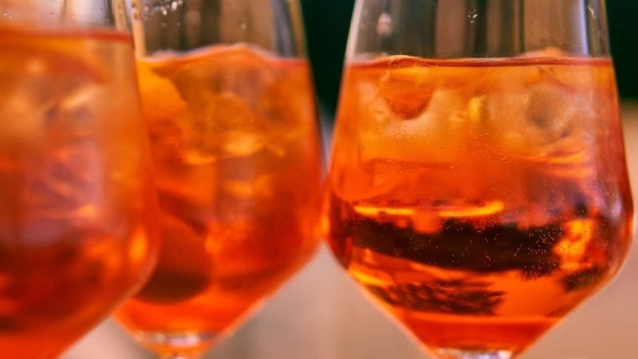 Receta para preparar en casa un vino de naranja, la bebida que va bien durante el otoño