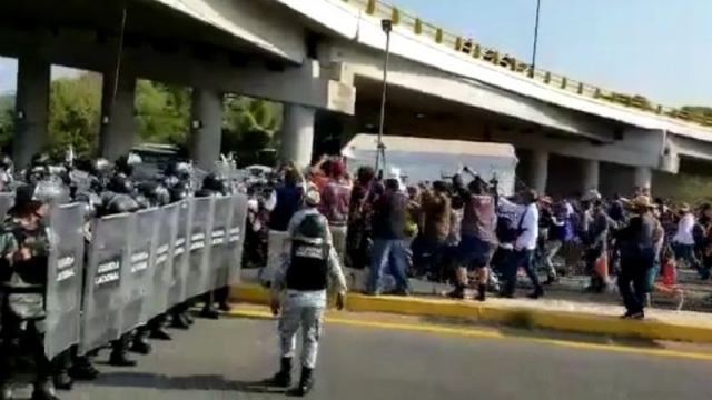 Migrantes y Guardia Nacional se enfrentan en Tapachula, en su paso hacia la CDMX
