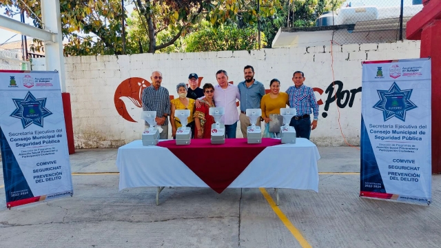 Entrega alcalde de Jiutepec alarmas vecinales a habitantes de la colonia Morelos