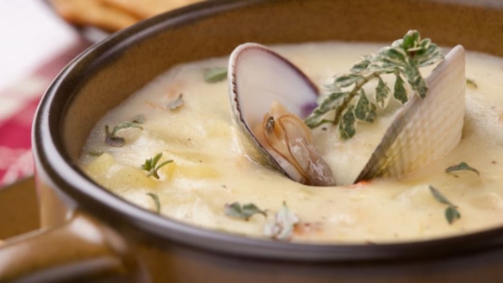 Aprovecha la temporada de mariscos y prepara esta rica sopa de almejas