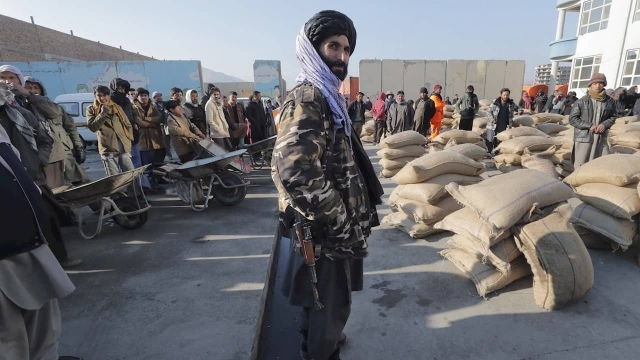 Talibanes vuelven a entregar pasaportes en Afganistán.