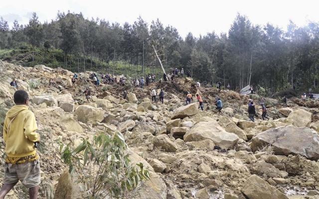 Más de 2 mil personas enterradas por avalancha en Papúa Nueva Guinea