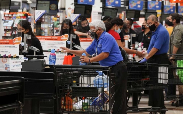 Personas de la tercera edad ya no podrán ser empacadores en Walmart.