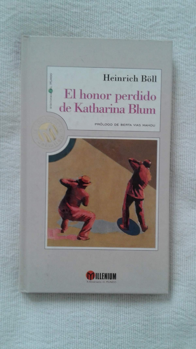 El honor perdido de Katharina Blum es una novela breve (117 páginas en la edición de la imagen), pero que toca un tema para extenderse mediante amplios estudios. 